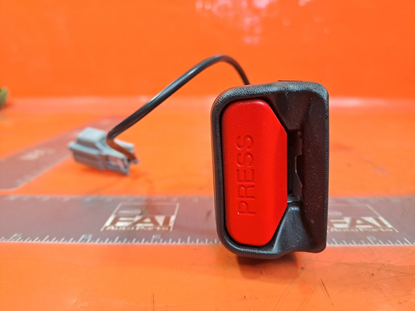 TESLA MODEL 3 LONG 2024 REAR LEFT SEAT BELT BUCKLE 1857740-C1-C Warranty A207 - Image 3