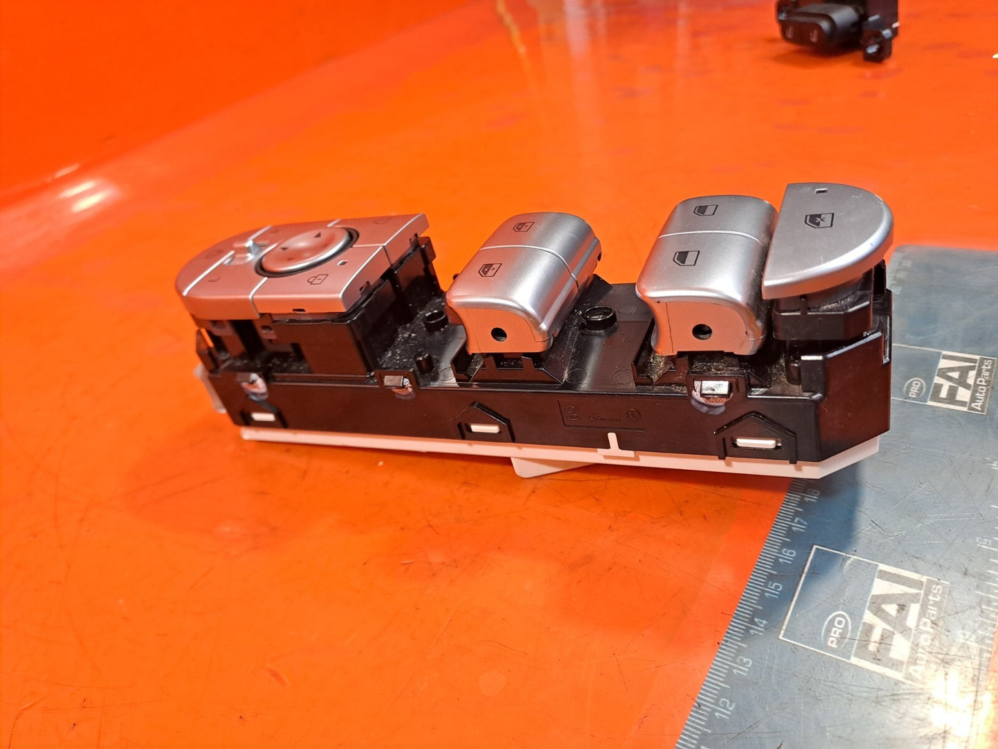 2024 HYUNDAI IONIQ 5 FRONT RIGHT WINDOW SWITCH ASSEMBLY 93571-GI910 A226 - Image 2