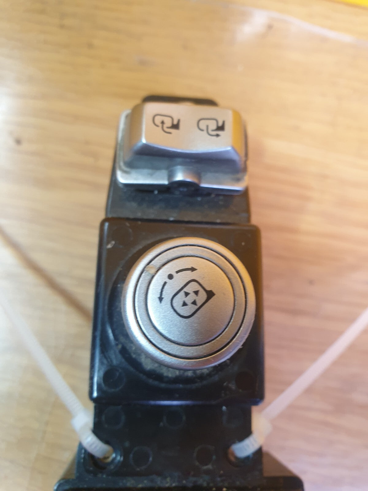 ✅2016 SSANGYONG TIVOLI XLV FRONT RIGHT ELECTRIC WINDOW SWITCH 85812-35000 A163 - Image 4