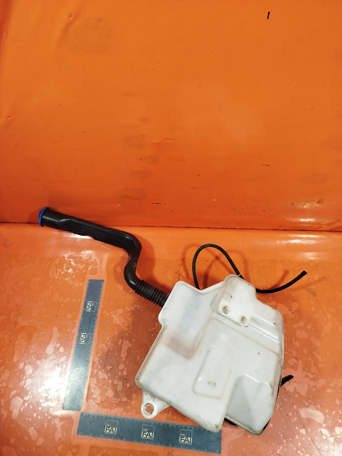 ✅2010 LAND ROVER DISCOVERY 4 L319 WINDSCREEN WASHER BOTTLE TANK AH22-17A645-BD - Image 2