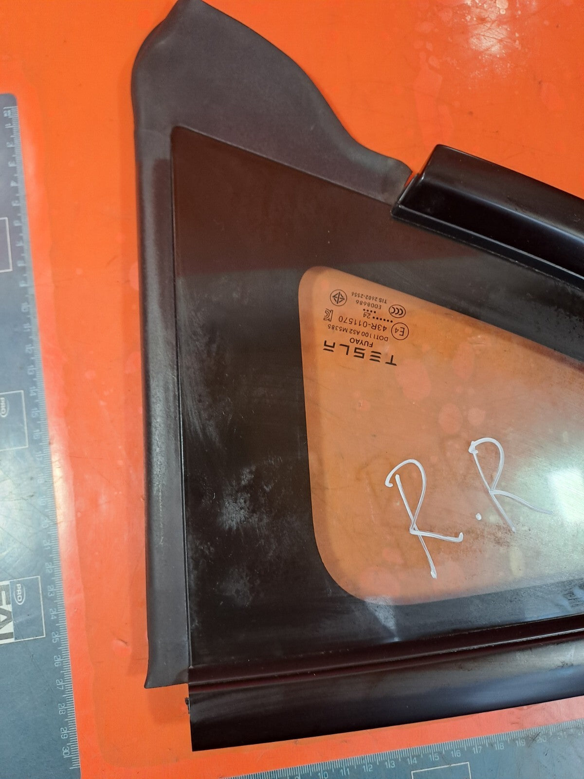 TESLA MODEL 3 LONG 2024 REAR RIGHT QUARTER WINDOW GLASS 43R-011570 1910990-00-C - Image 9