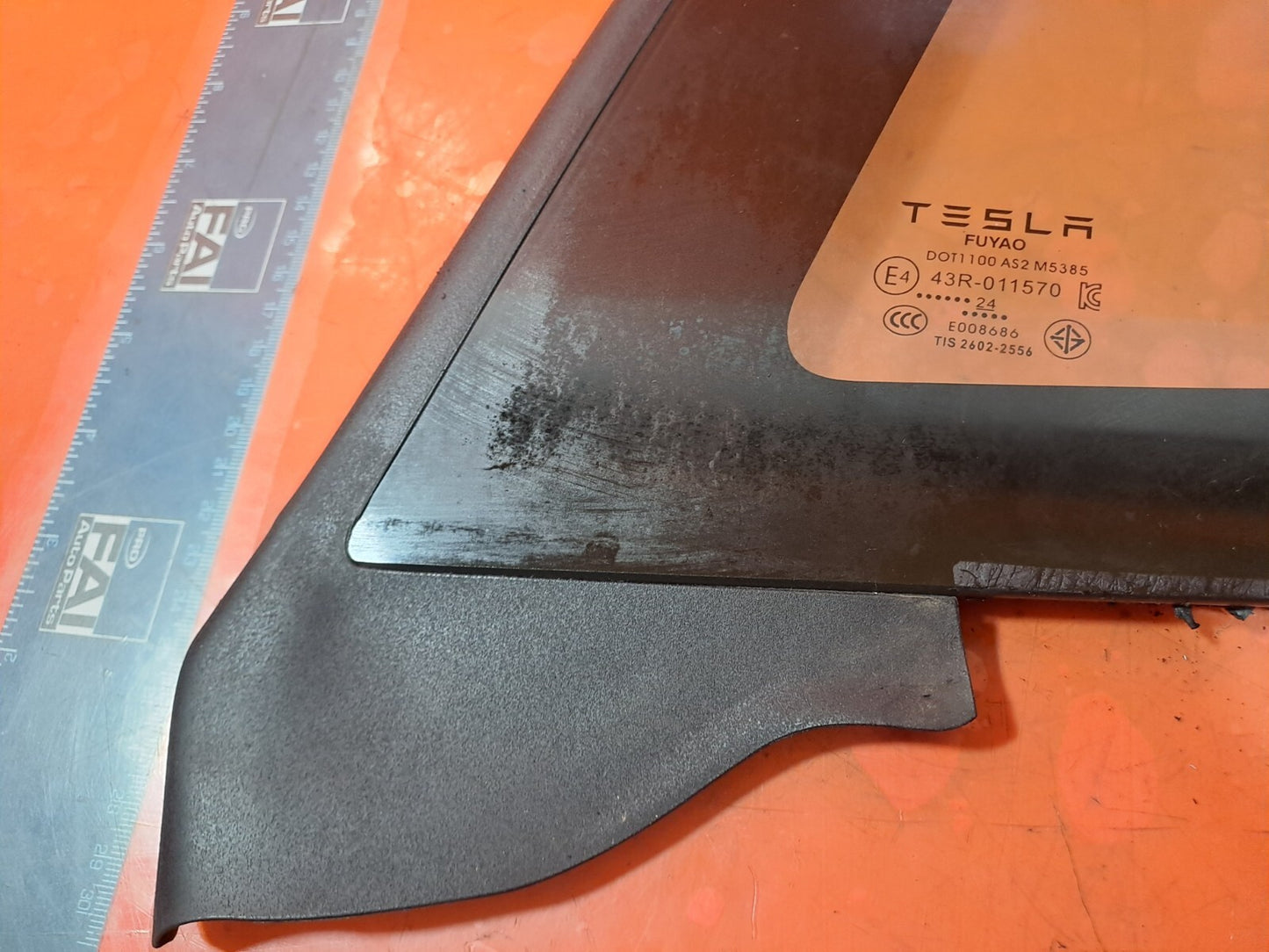TESLA MODEL 3 LONG 2024 REAR LEFT QUARTER WINDOW GLASS 43R-011570 1910989-00-C - Image 9