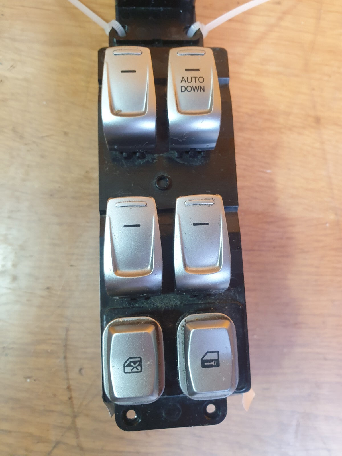 ✅2016 SSANGYONG TIVOLI XLV FRONT RIGHT ELECTRIC WINDOW SWITCH 85812-35000 A163 - Image 5