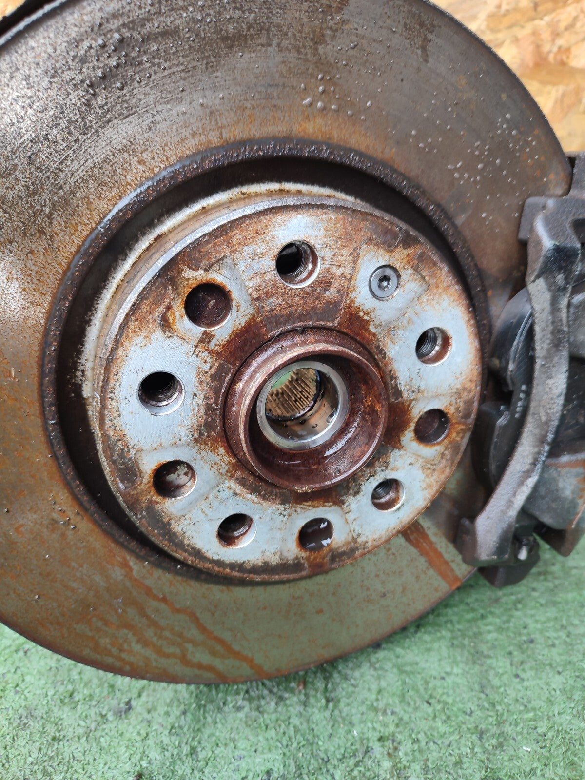 ✅Audi A3 E-Tron 2015 1.4 Petrol FRONT RIGHT SUSPENSION LEG HUB 5Q0413031GD A204 - Image 4