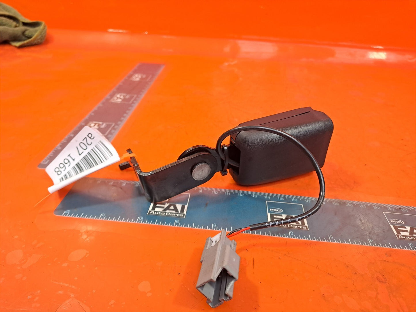TESLA MODEL 3 LONG 2024 REAR LEFT SEAT BELT BUCKLE 1857740-C1-C Warranty A207 - Image 2