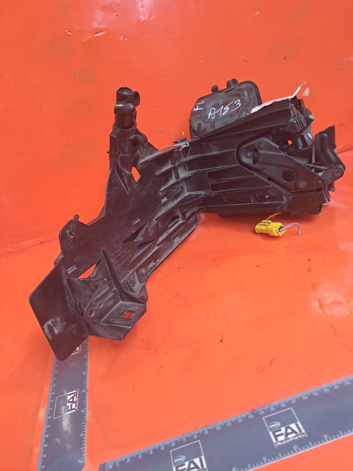 ✅2014 BMW 5 SERIES F11 4.4P FRONT LEFT HEADLIGHT BRACKET & BONNET LOCK 7200793 - Image 2