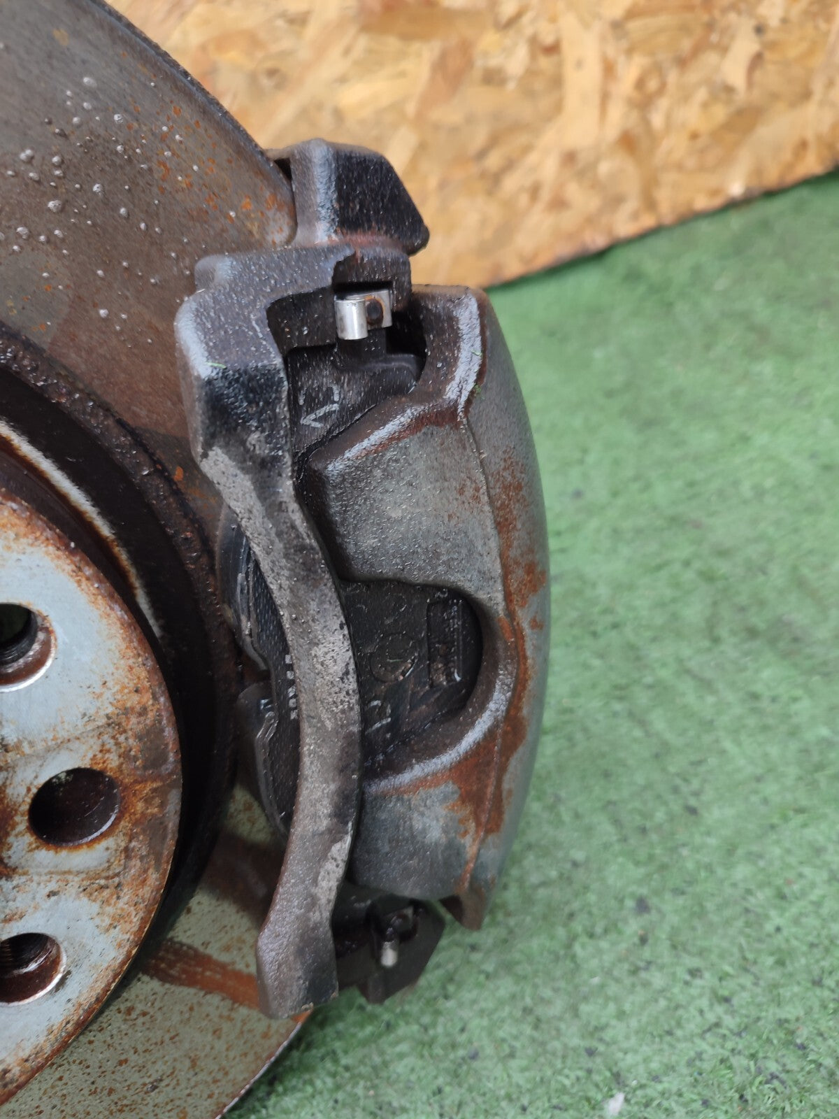 ✅Audi A3 E-Tron 2015 1.4 Petrol FRONT RIGHT SUSPENSION LEG HUB 5Q0413031GD A204 - Image 5