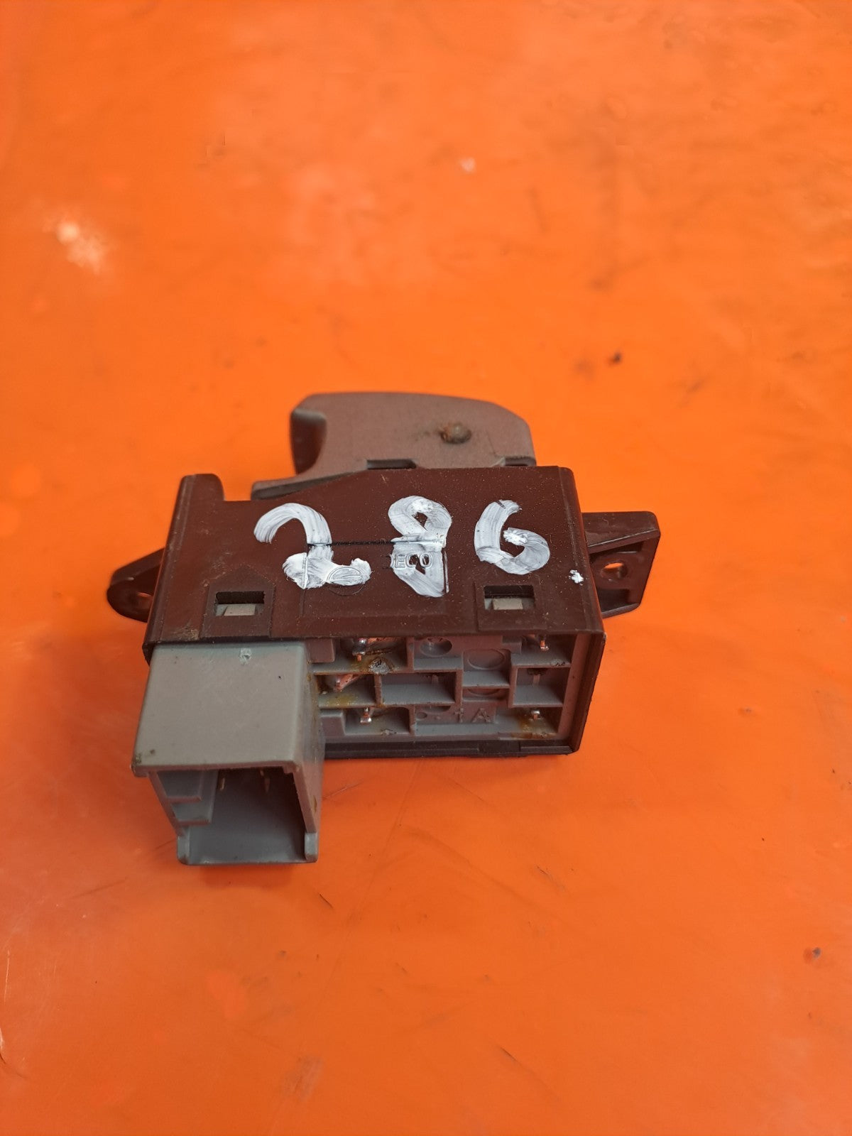 ✅SSANGYONG RODIUS TURISMO 2.2 DIESEL 2017 REAR LEFT WINDOW SWITCH 621W05450 A286 - Image 5