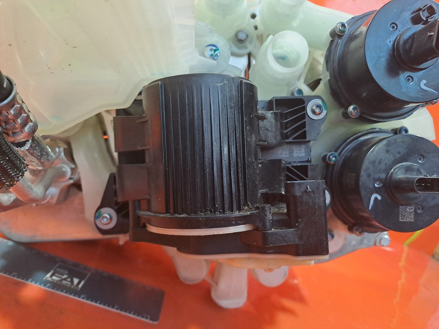 TESLA Model 3 Long 2024 COOLANT EXPANSION TANK 1547595-A2-F 1523002-00-B A207 - Image 10