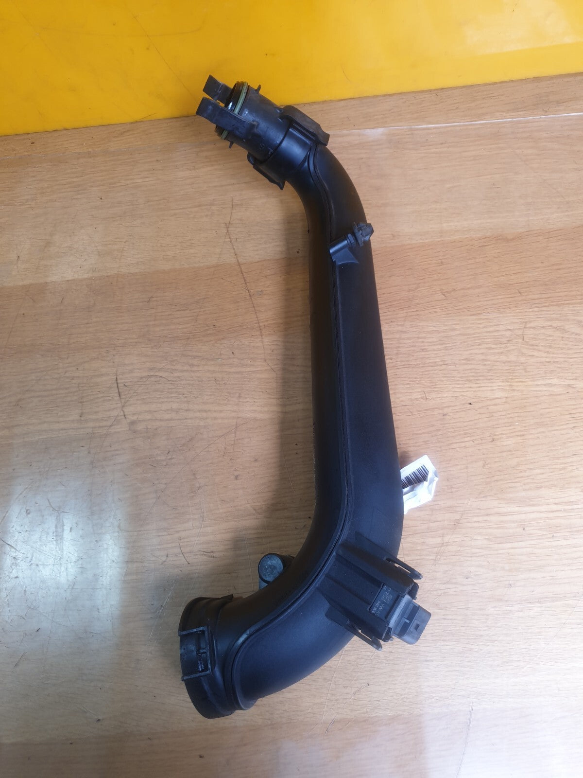 ✅AUDI A3 E-TRON 1.4 PETROL 2015 AIR INTAKE PIPE 04E145673P Warranty A204 - Image 4