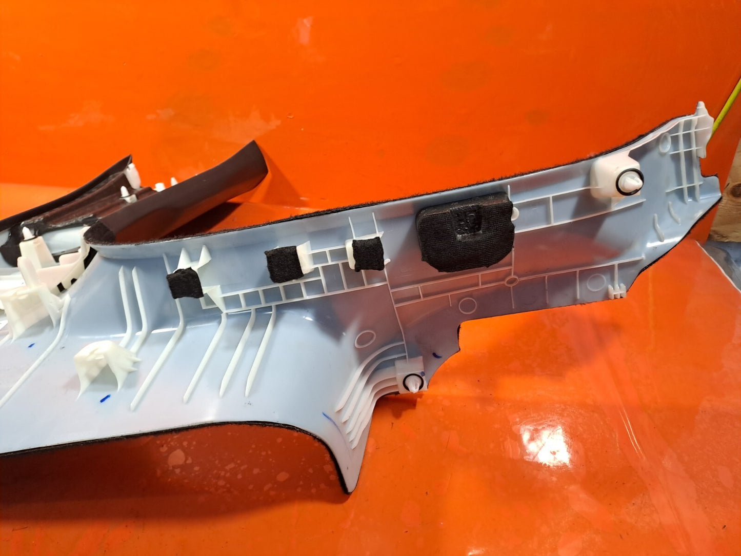 TESLA MODEL 3 LONG 2024 LEFT SIDE LOWER B PILLAR COVER TRIM 1733794-10-E A207 - Image 10