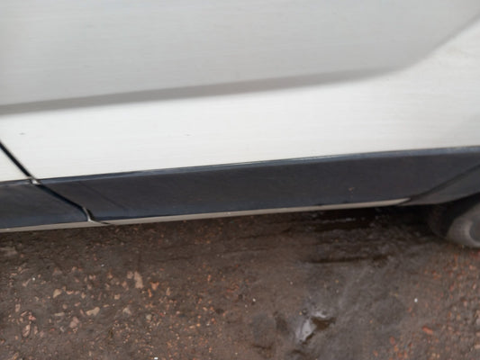 2023 Maxus Deliver 9 Rear Left Quarter Trim Moulding Warranty A425 - Image 2
