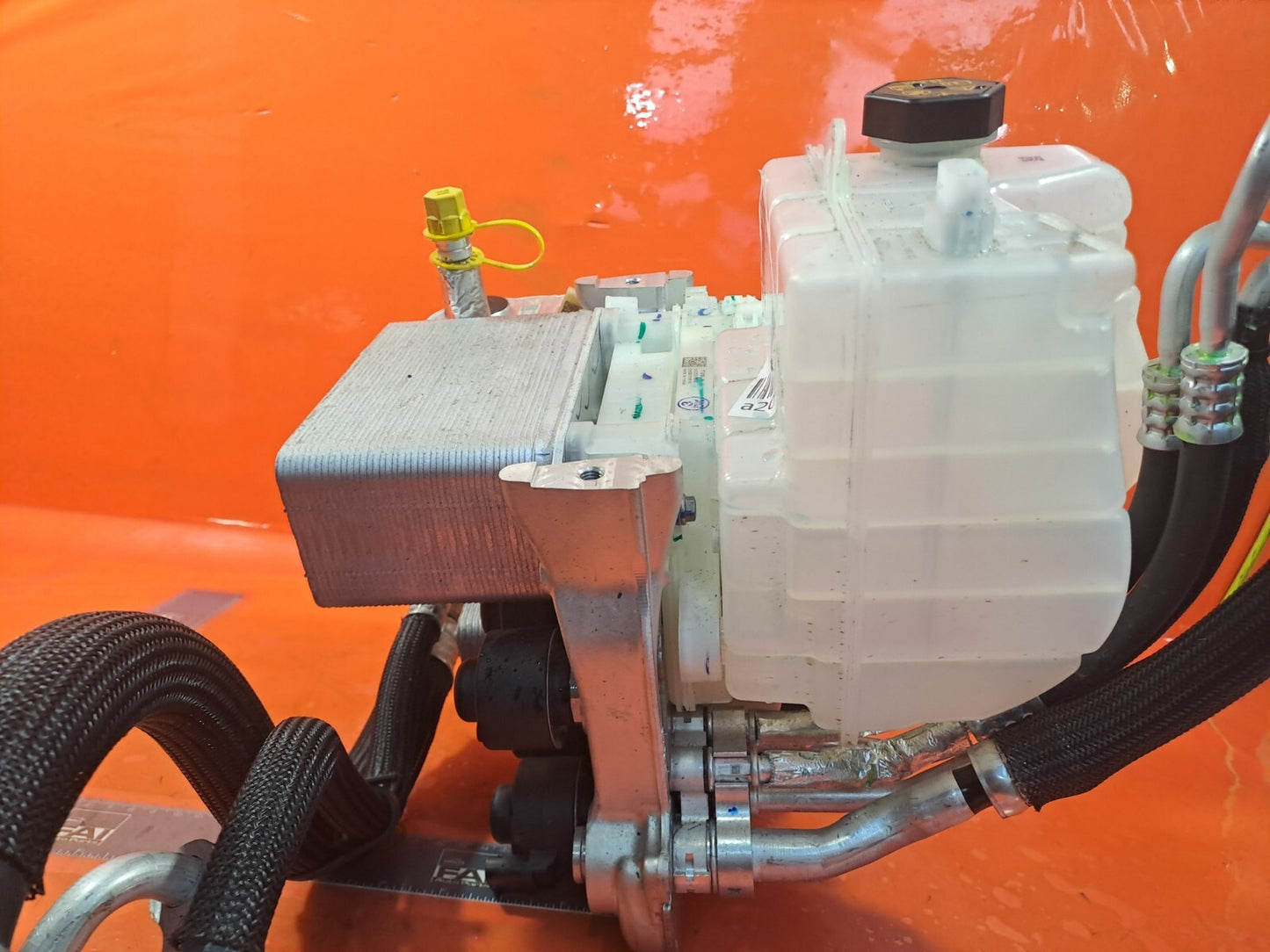 TESLA Model 3 Long 2024 COOLANT EXPANSION TANK 1547595-A2-F 1523002-00-B A207 - Image 12