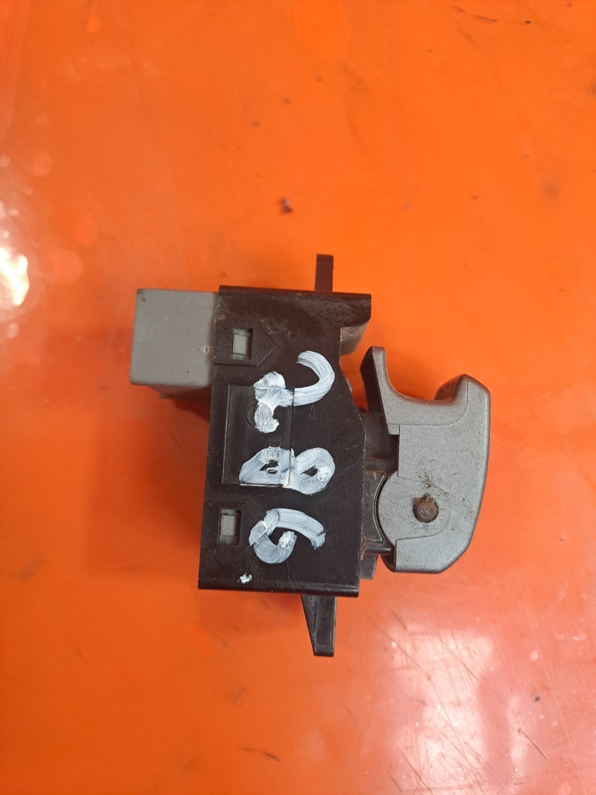 ✅SSANGYONG RODIUS TURISMO 2.2 DIESEL 2017 REAR LEFT WINDOW SWITCH 621W05450 A286 - Image 8