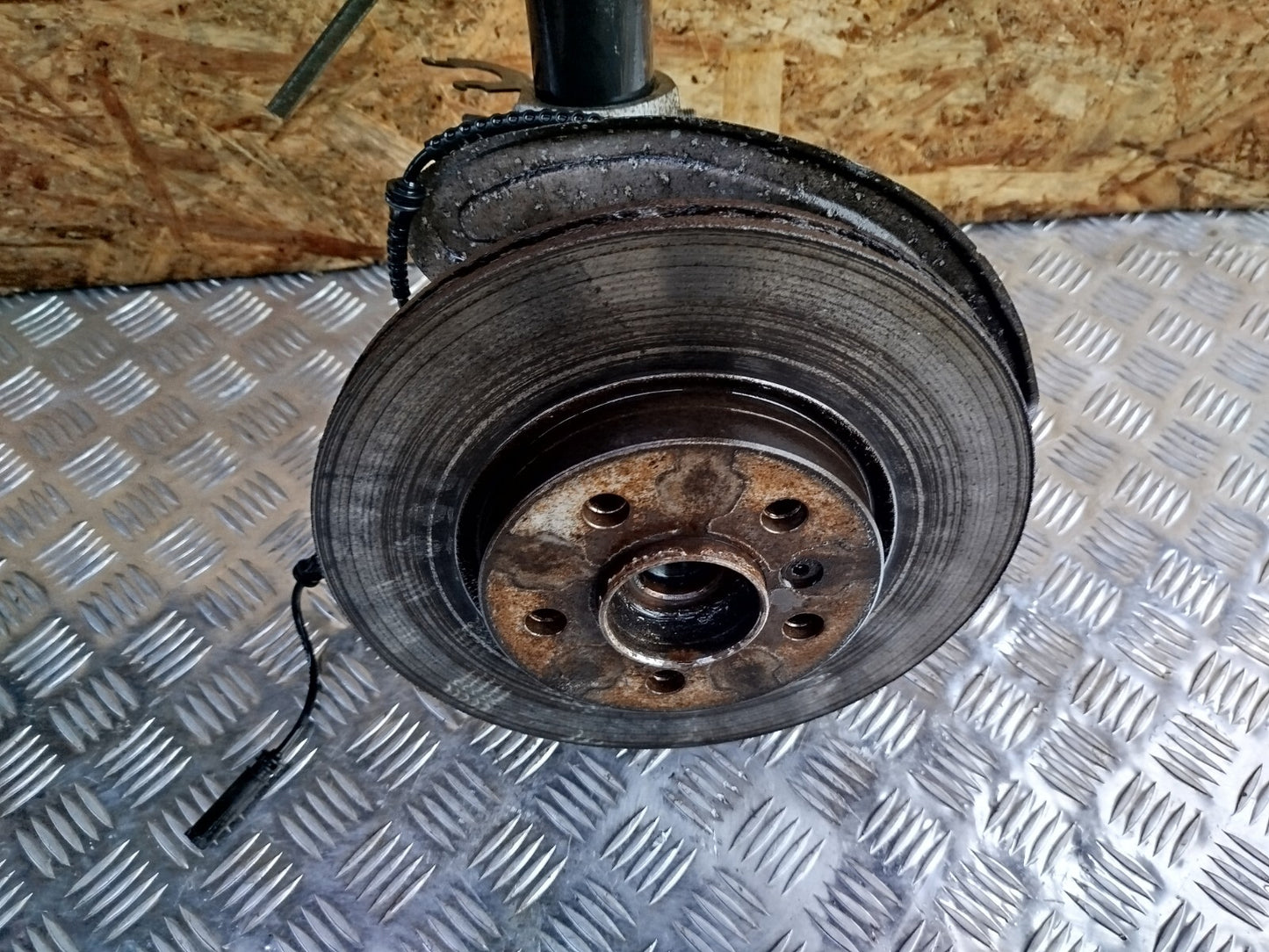 ✅BMW 2 Series F45 216D Luxury 2017 1.5 Diesel FRONT LEFT SUSPENSION LEG HUB A231 - Image 4