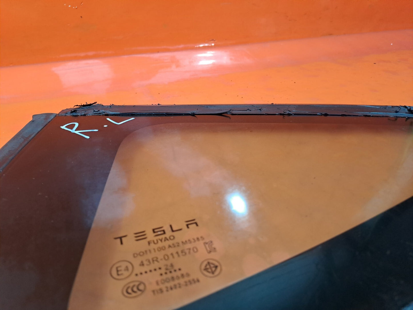 TESLA MODEL 3 LONG 2024 REAR LEFT QUARTER WINDOW GLASS 43R-011570 1910989-00-C - Image 11