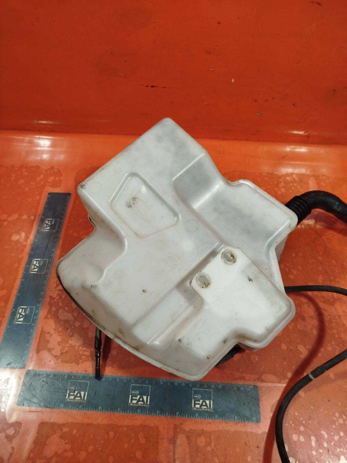 ✅2010 LAND ROVER DISCOVERY 4 L319 WINDSCREEN WASHER BOTTLE TANK AH22-17A645-BD - Image 4