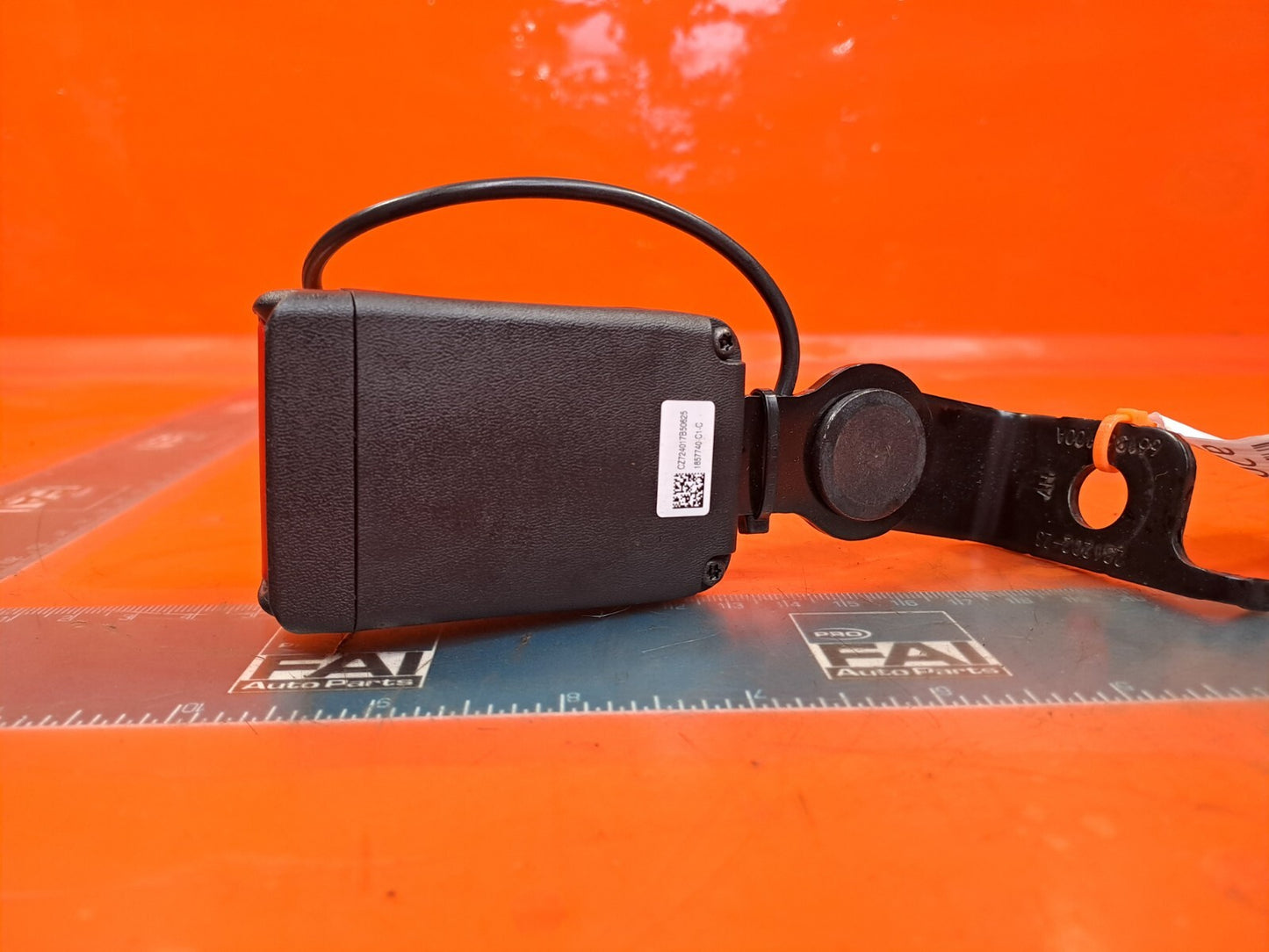 TESLA MODEL 3 LONG 2024 REAR LEFT SEAT BELT BUCKLE 1857740-C1-C Warranty A207 - Image 4