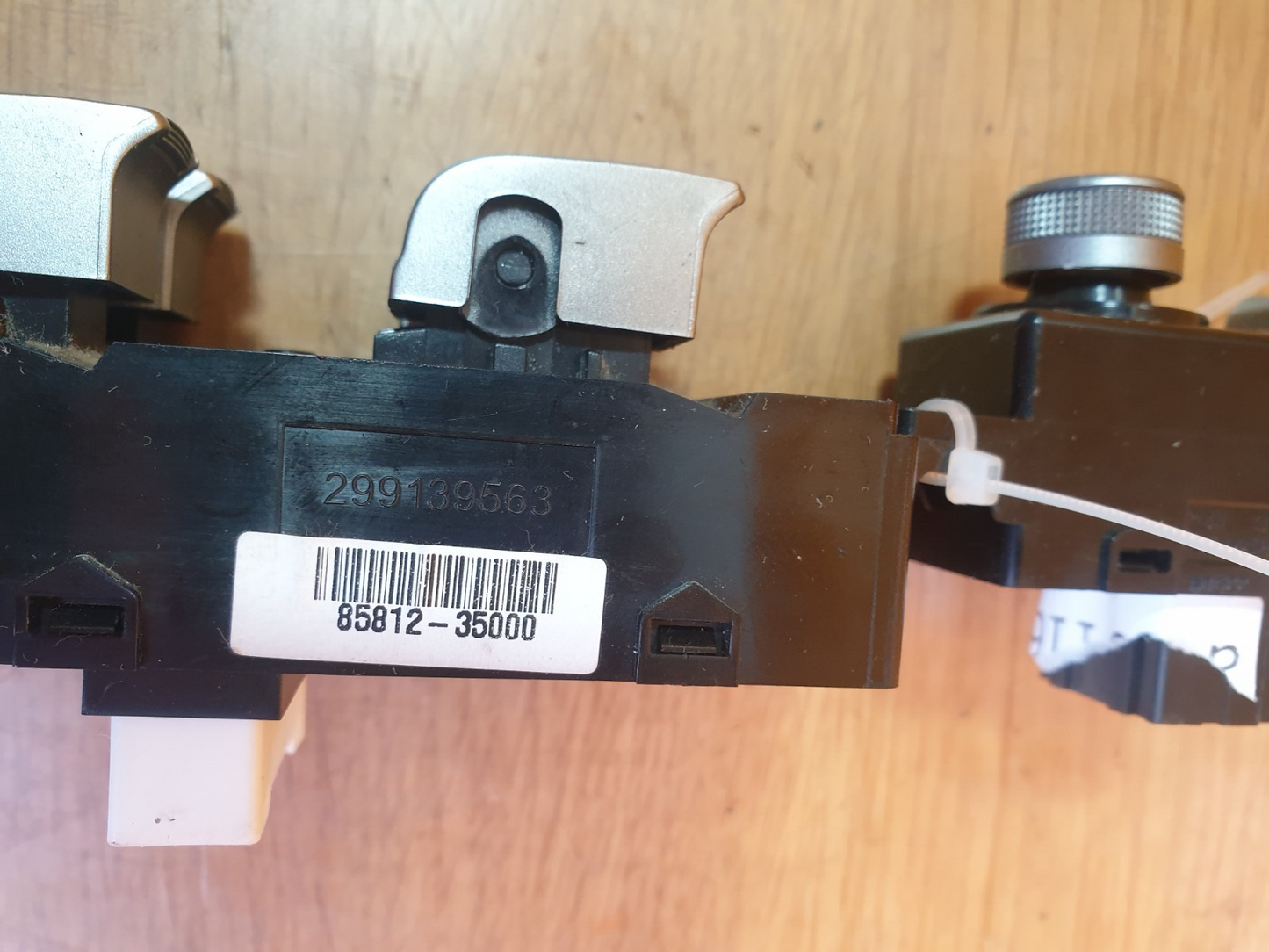 ✅2016 SSANGYONG TIVOLI XLV FRONT RIGHT ELECTRIC WINDOW SWITCH 85812-35000 A163 - Image 8