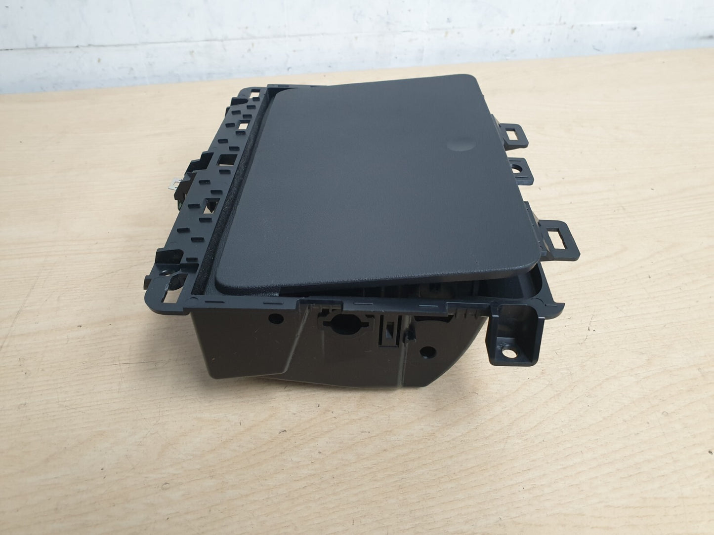 LAND ROVER DISCOVERY 5 L462 2018 GLOVE COMPARTMENT HY3267448 A046 - Image 5