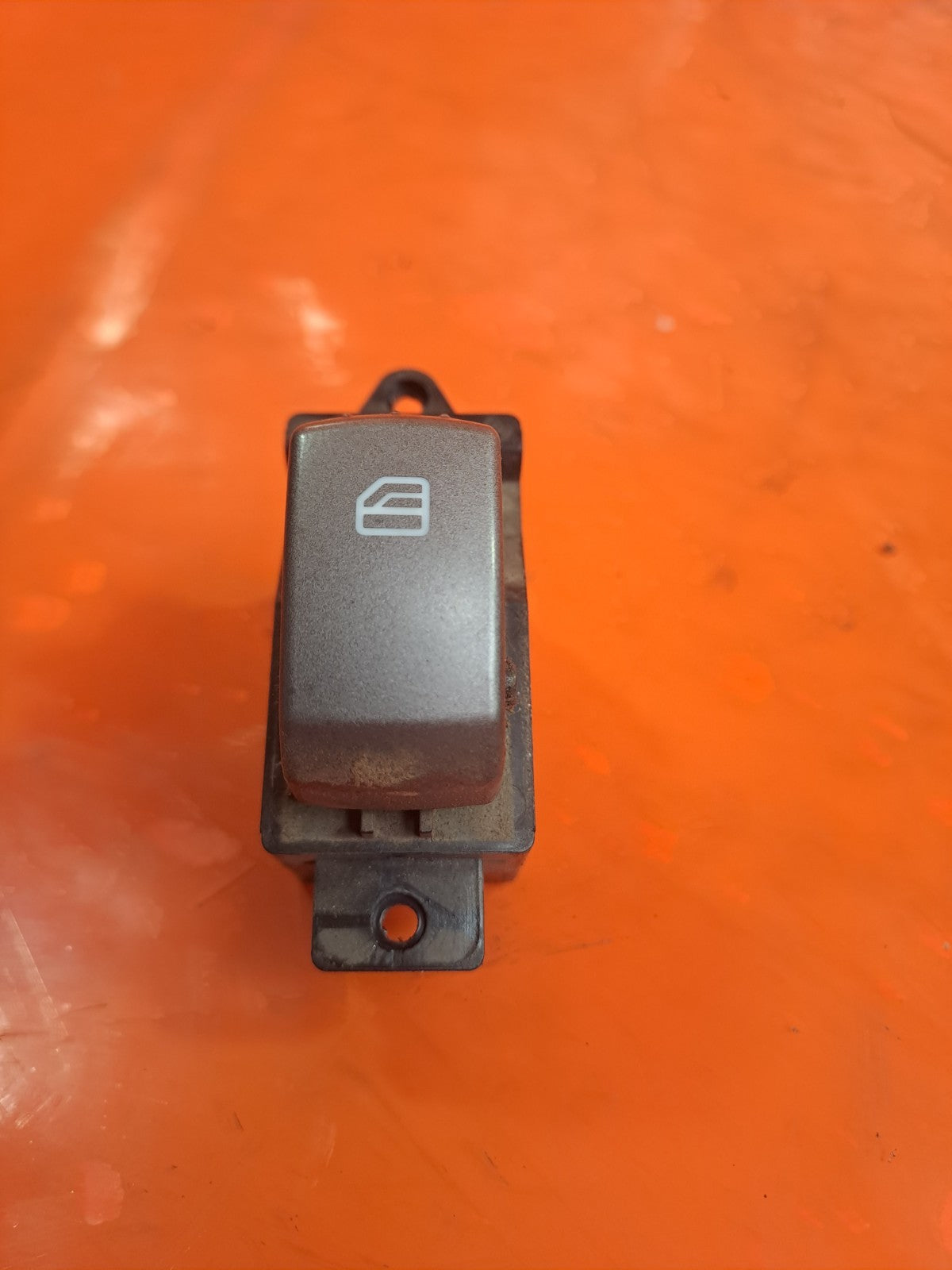 ✅SSANGYONG RODIUS TURISMO 2.2 DIESEL 2017 REAR LEFT WINDOW SWITCH 621W05450 A286 - Image 1