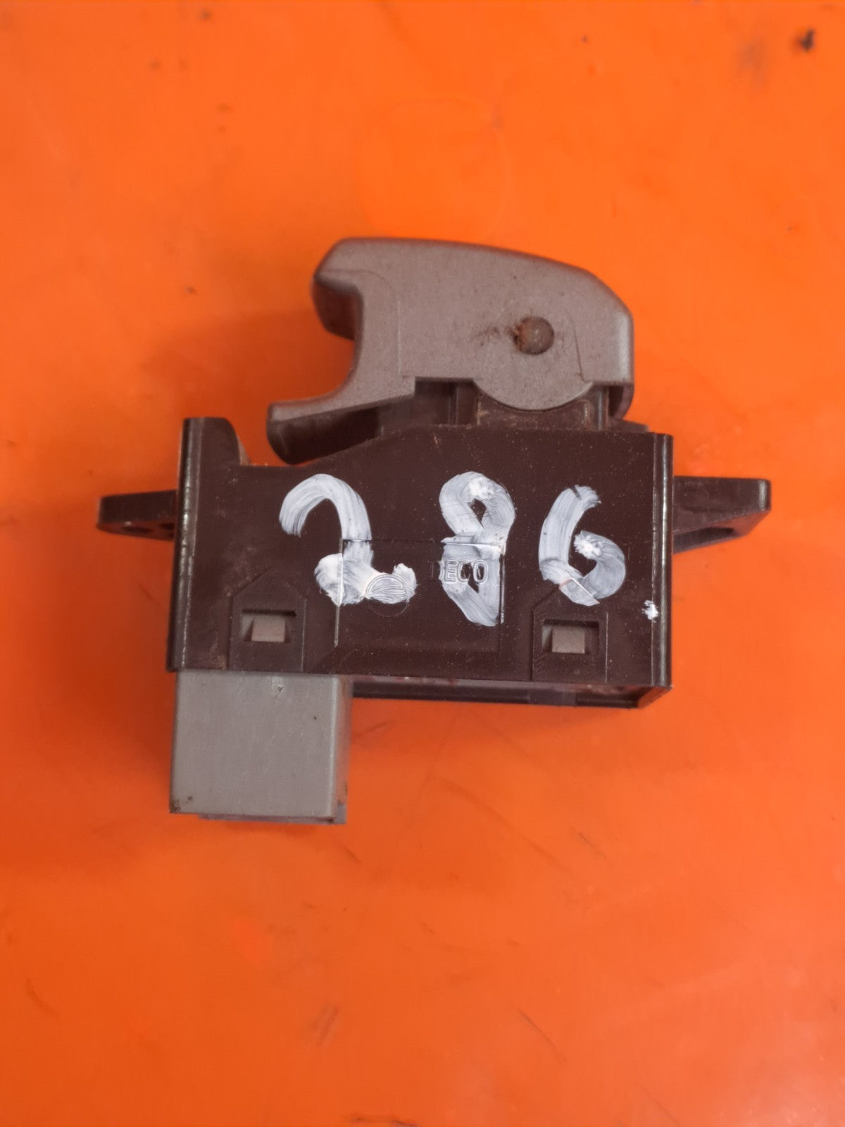 ✅SSANGYONG RODIUS TURISMO 2.2 DIESEL 2017 REAR LEFT WINDOW SWITCH 621W05450 A286 - Image 3