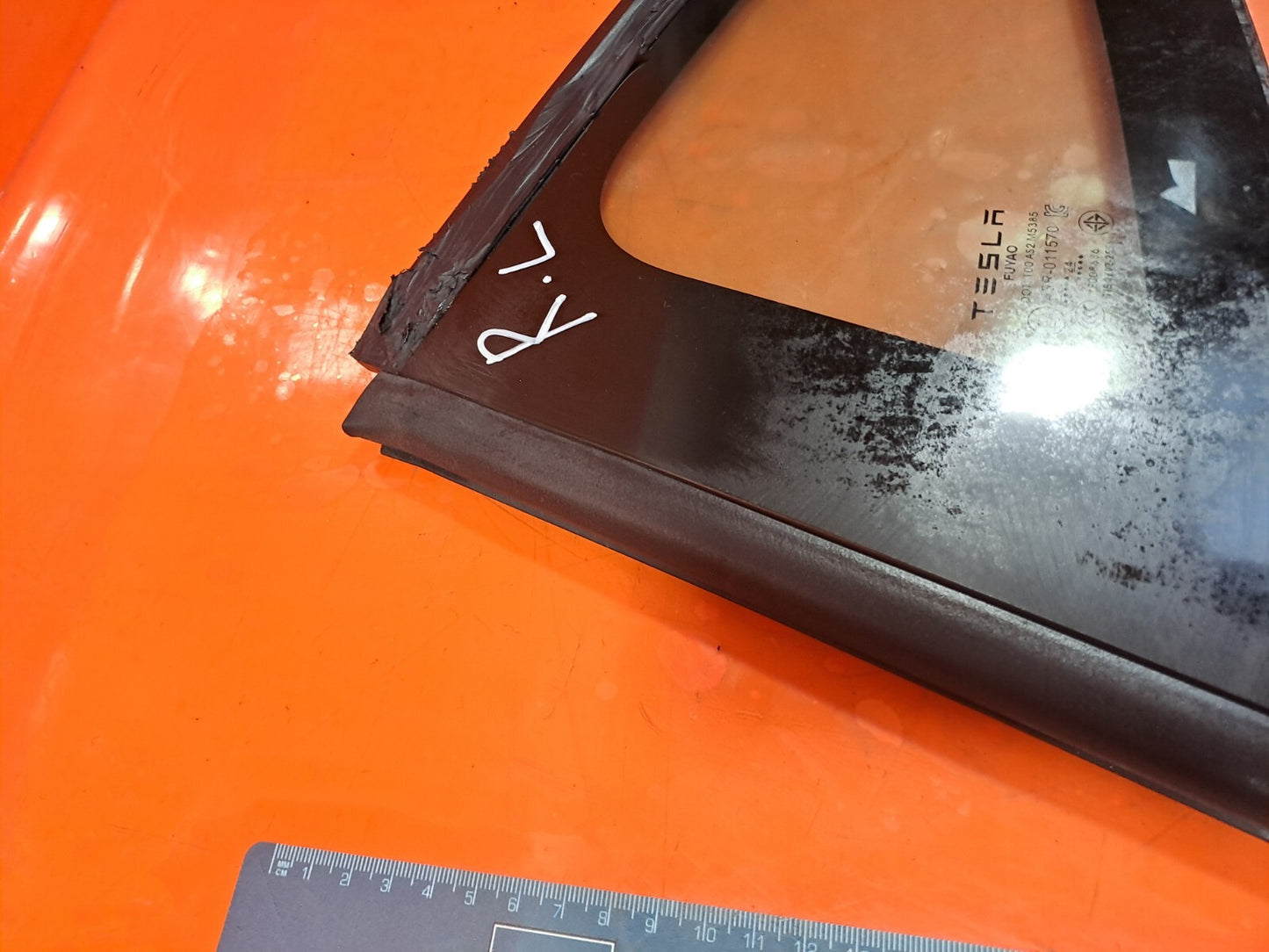 TESLA MODEL 3 LONG 2024 REAR LEFT QUARTER WINDOW GLASS 43R-011570 1910989-00-C - Image 3