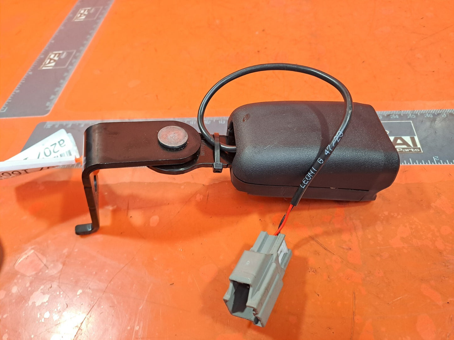 TESLA MODEL 3 LONG 2024 REAR LEFT SEAT BELT BUCKLE 1857740-C1-C Warranty A207 - Image 1