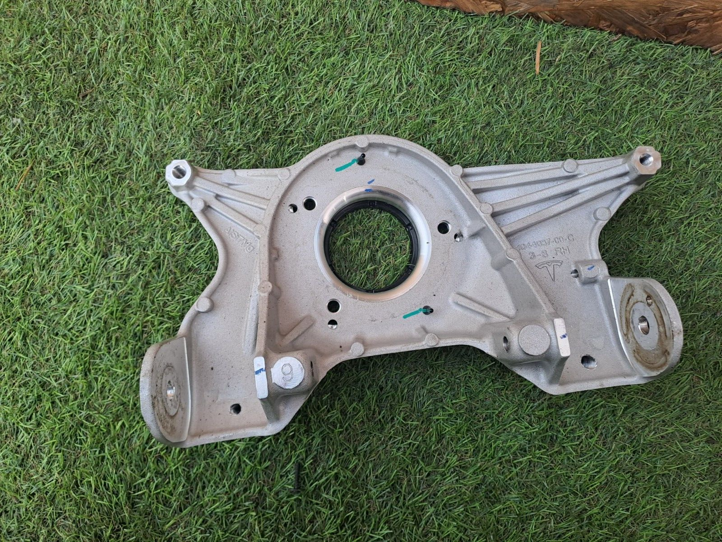 2024 TESLA MODEL 3 LONG FRONT RIGHT STRUT UPPER HOLDER 1044037-00-C A207 - Image 1