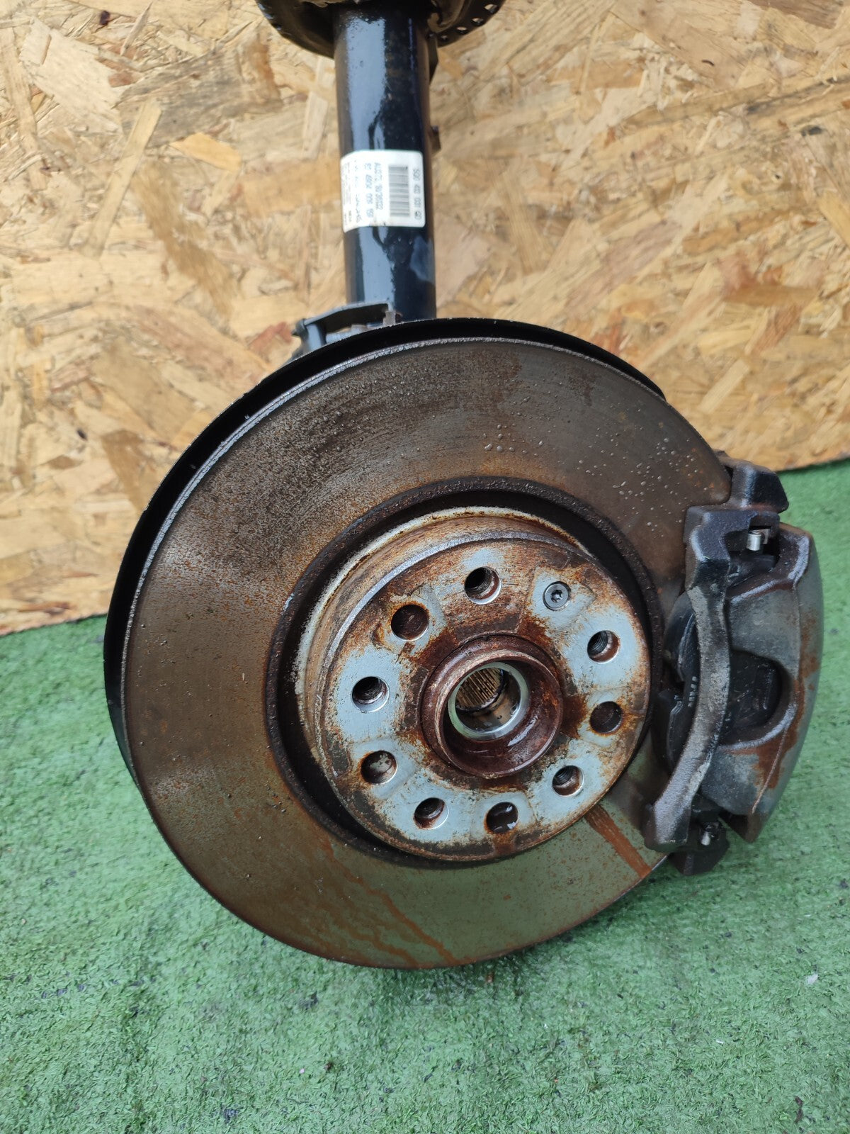 ✅Audi A3 E-Tron 2015 1.4 Petrol FRONT RIGHT SUSPENSION LEG HUB 5Q0413031GD A204 - Image 2