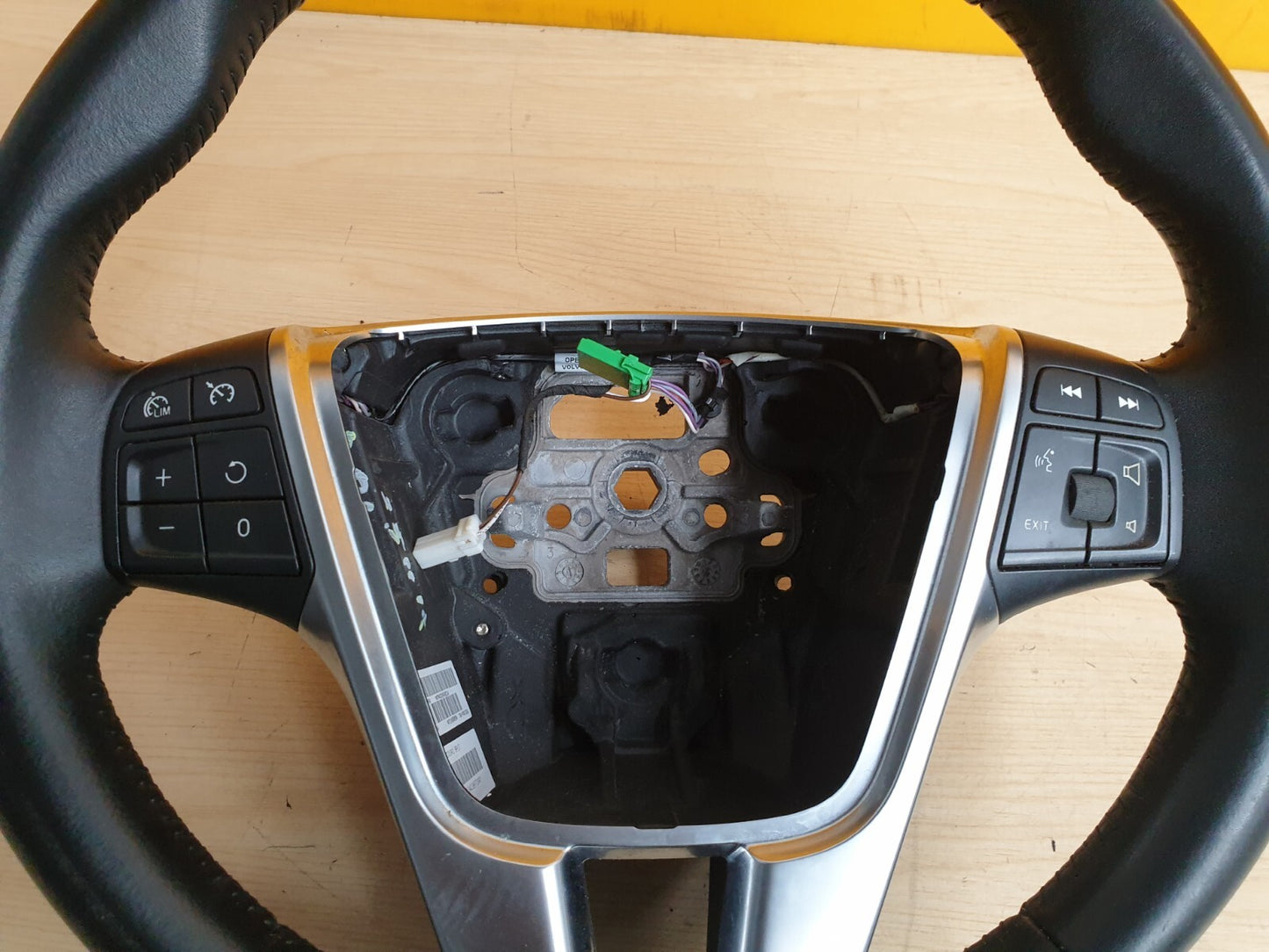 2018 VOLVO V40 Multifunction Steering Wheel 34220710A 34220709A X00 - Image 2
