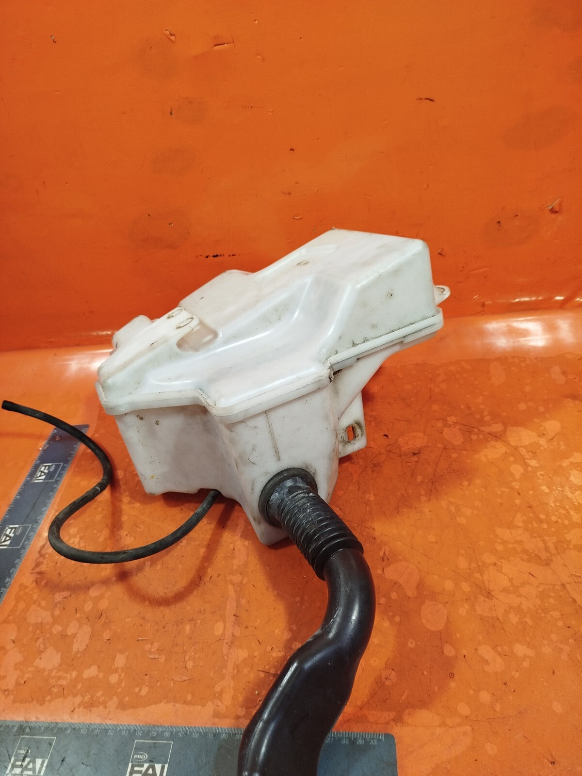 ✅2010 LAND ROVER DISCOVERY 4 L319 WINDSCREEN WASHER BOTTLE TANK AH22-17A645-BD - Image 9
