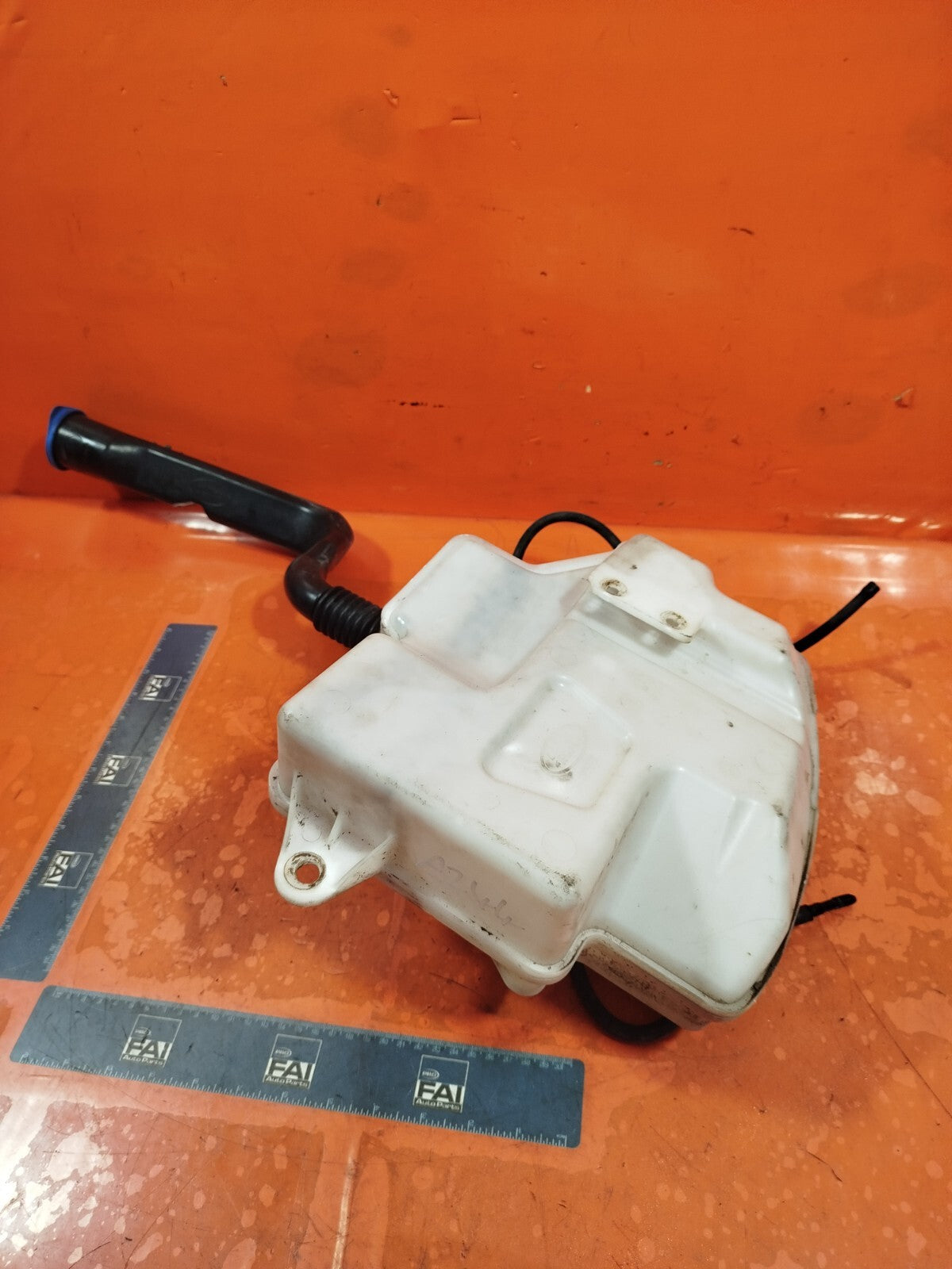 ✅2010 LAND ROVER DISCOVERY 4 L319 WINDSCREEN WASHER BOTTLE TANK AH22-17A645-BD - Image 3