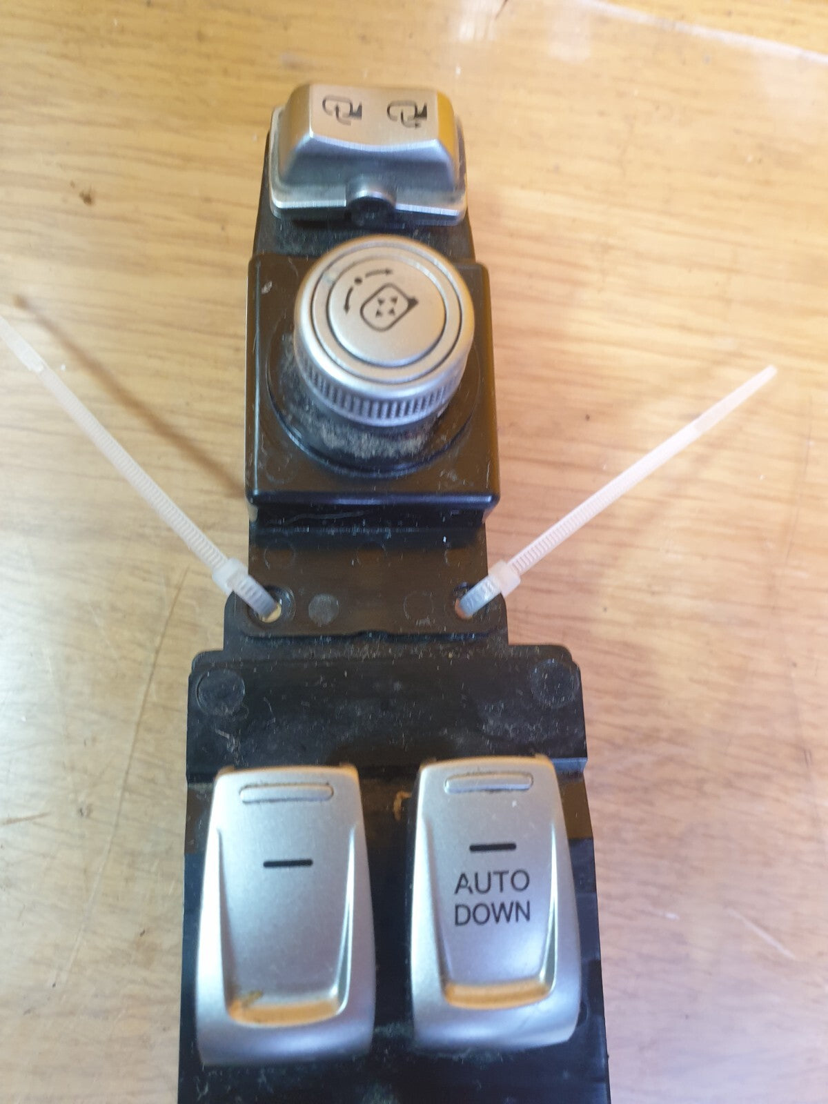 ✅2016 SSANGYONG TIVOLI XLV FRONT RIGHT ELECTRIC WINDOW SWITCH 85812-35000 A163 - Image 3