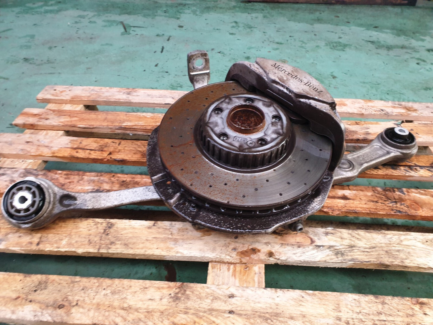 ✅2015 MERCEDES C CLASS W205 2.0P FRONT LEFT WHEEL HUB A2052100 A0004212112 A061 - Image 2