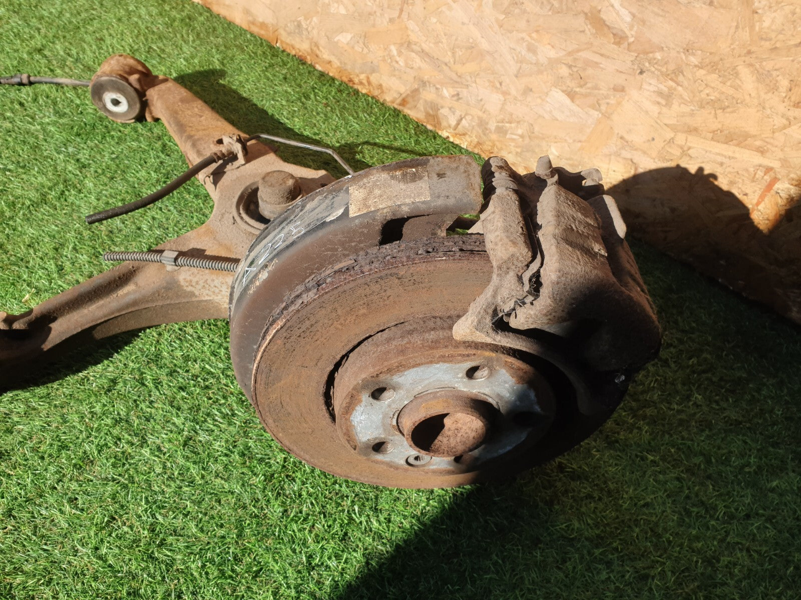 VW TRANSPORTER T6 2.0 DIESEL 2016 REAR LEFT SUSPENSION LEG HUB 7E0501413A A225 - Image 2