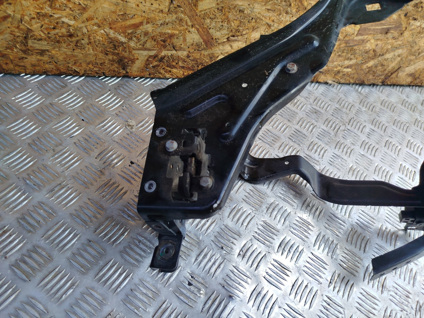 ✅MERCEDES C250 W204 2.1 DIESEL 2011 FRONT LEFT HEADLIGHT BRACKET A2046200991