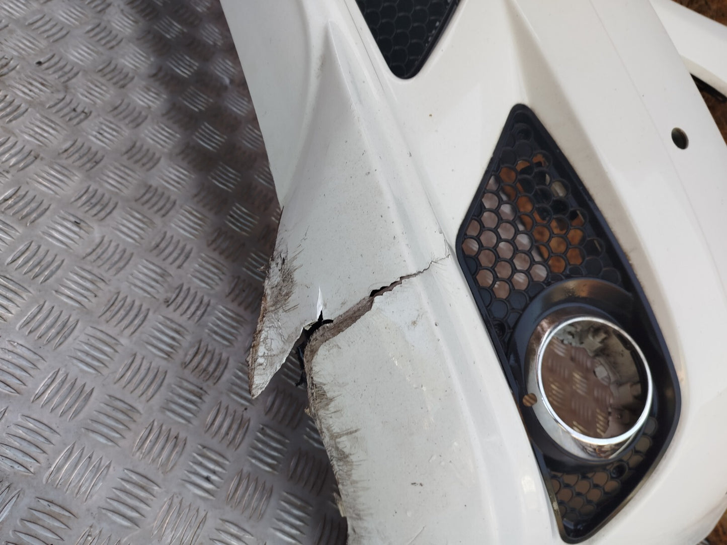 ✅2011 MERCEDES C CLASS W204 2.1 DIESEL FRONT BUMPER WHITE 650 + Crack A283