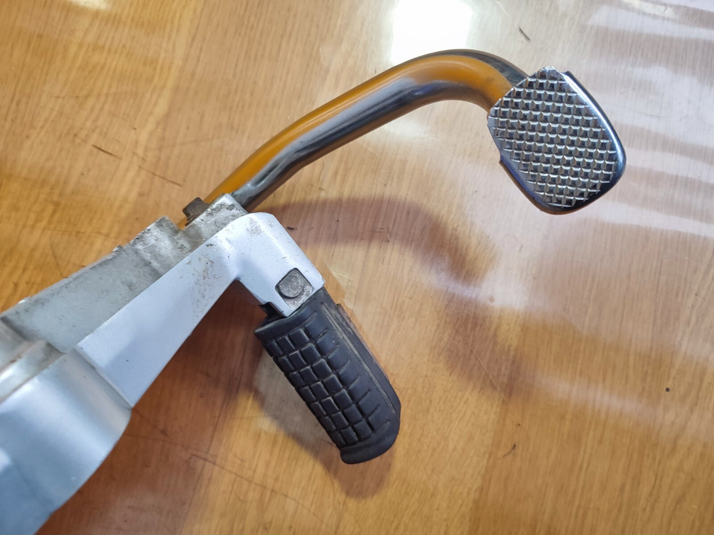 ✅HONDA GLR125 1W PETROL 2019 RIGHT FOOT REST WITH BRACKET & BRAKE PEDAL Warranty