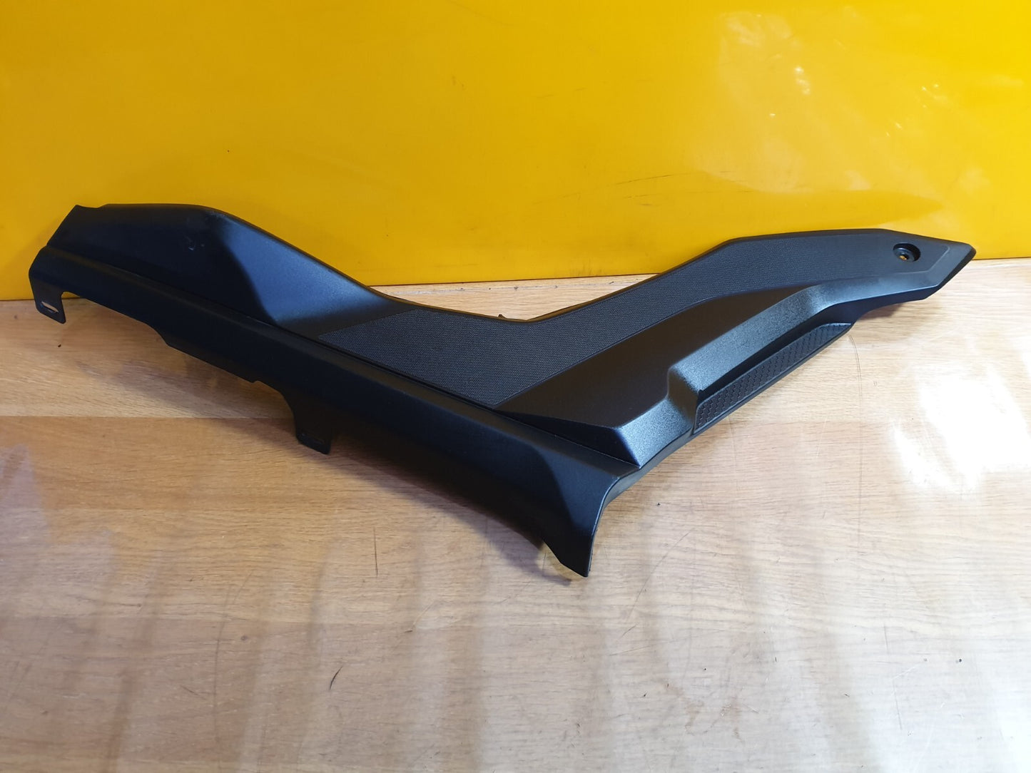 ✅YAMAHA YZF R125 PETROL 2020 RIGHT SIDE UNDER SEAT COVER FAIRING B5GF172100 A124