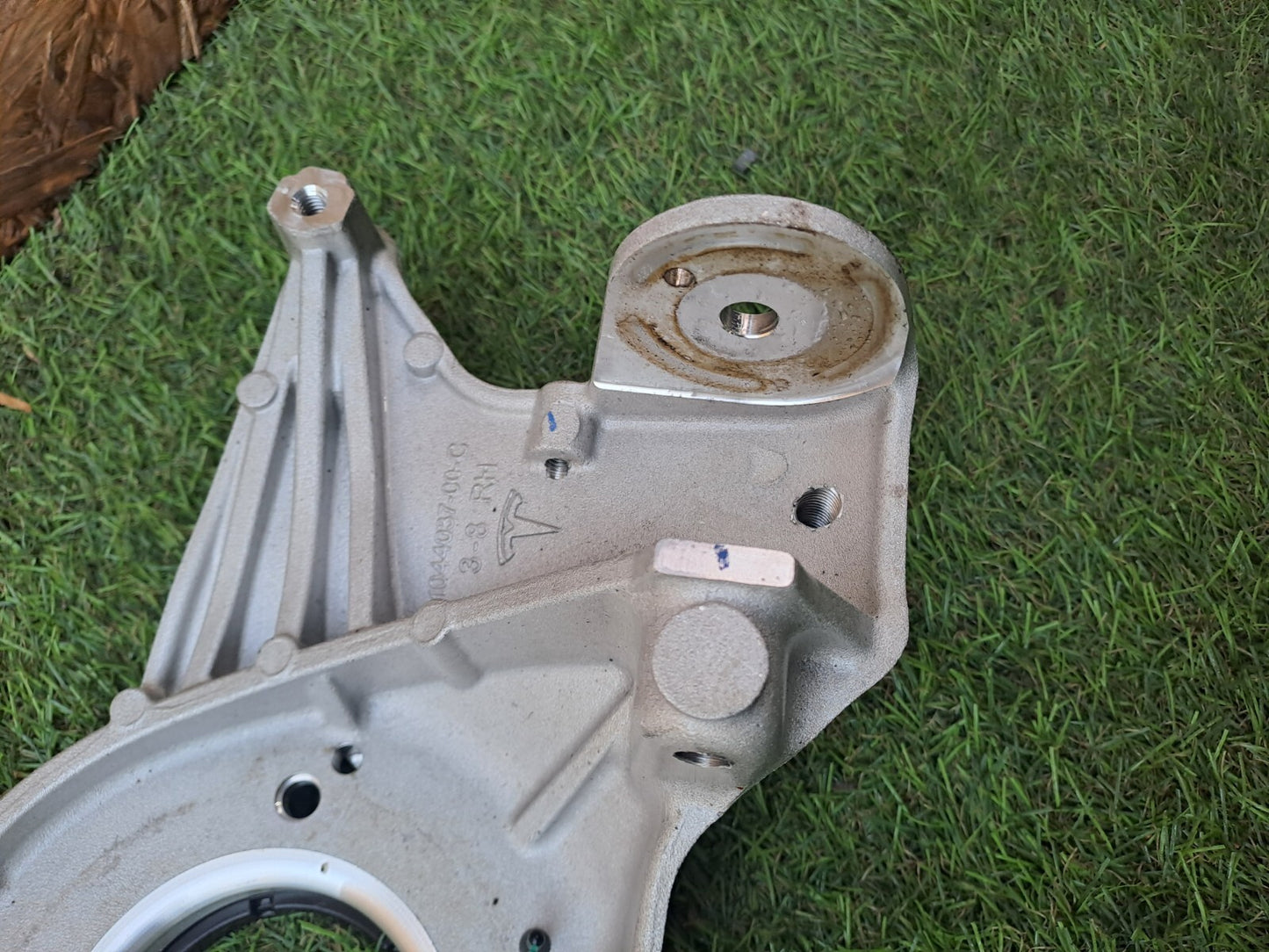 2024 TESLA MODEL 3 LONG FRONT RIGHT STRUT UPPER HOLDER 1044037-00-C A207