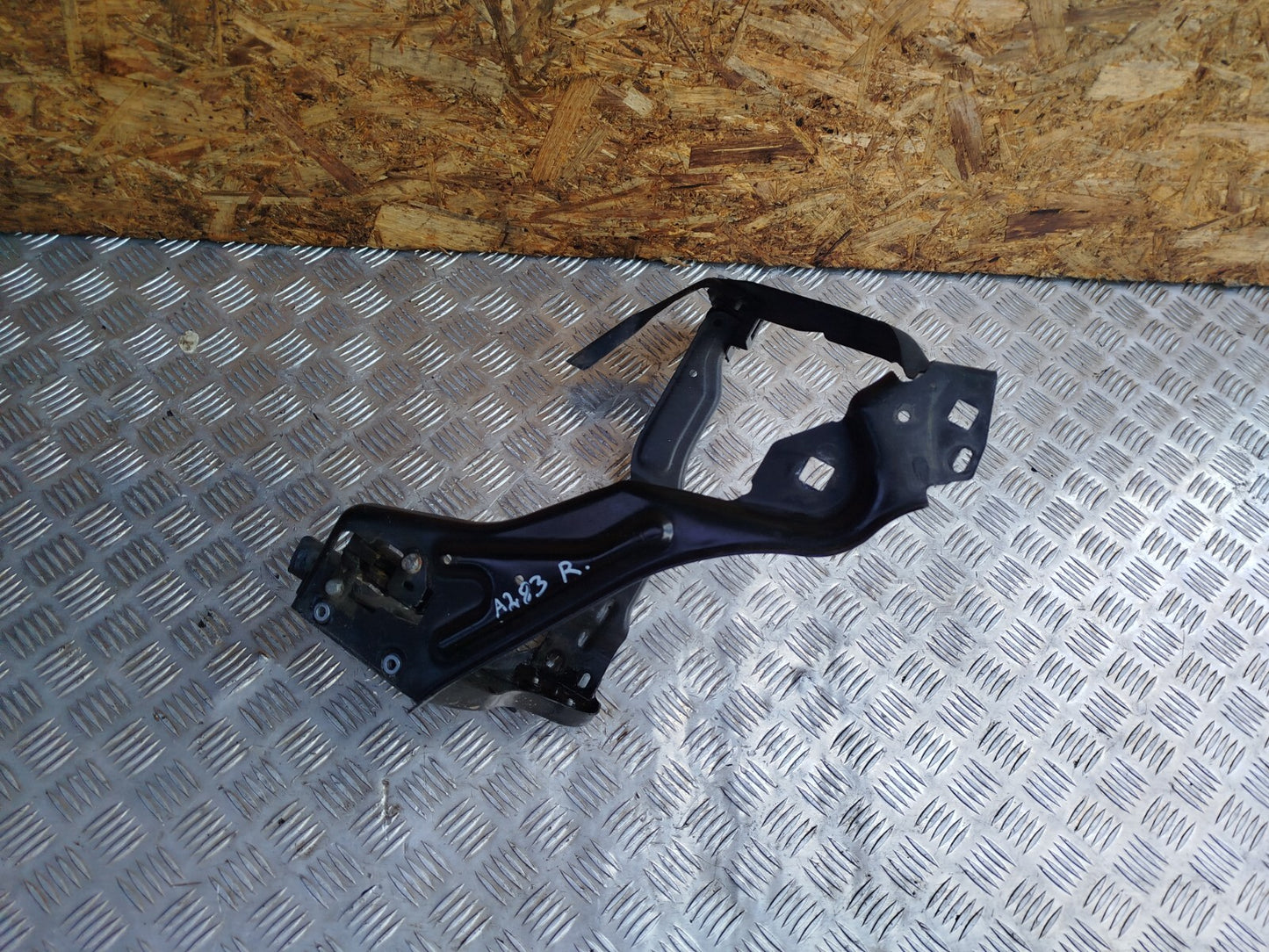 ✅MERCEDES C250 W204 2.1 DIESEL 2011 FRONT RIGHT HEADLIGHT BRACKET A2046201091