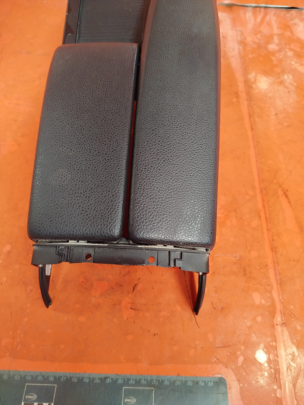 ✅MERCEDES C250 W204 2.1 DIESEL 2011 CENTRE CONSOLE LEATHER ARMREST A2046801339