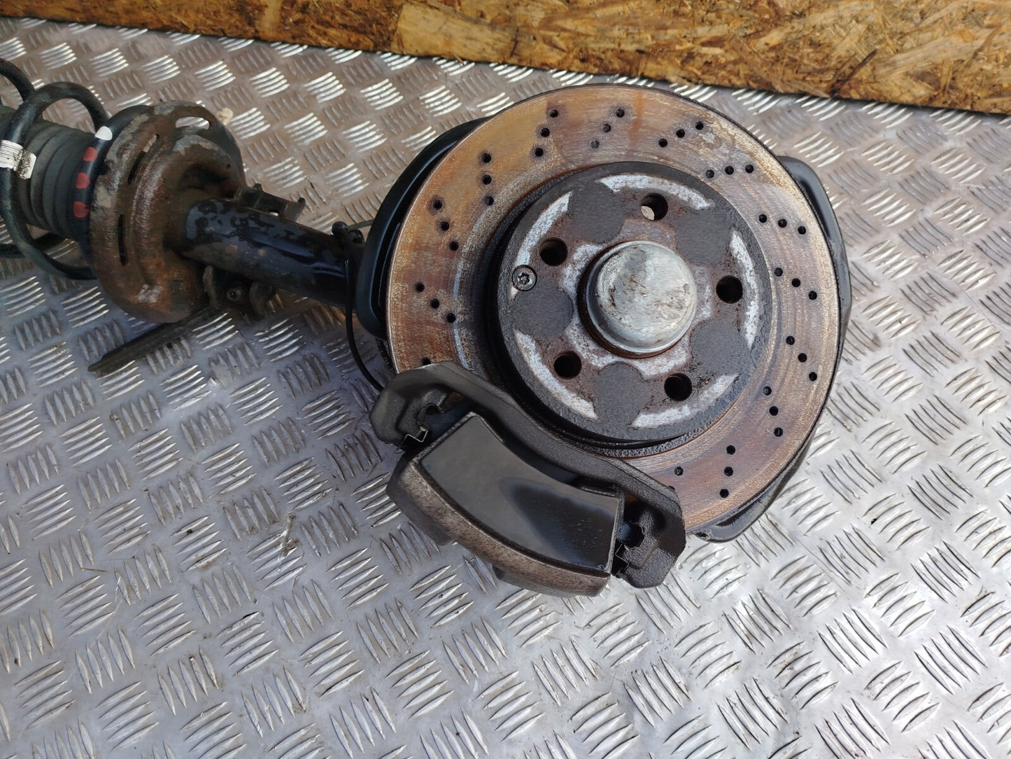 ✅MERCEDES C250 W204 2.1 DIESEL 2011 FRONT RIGHT SUSPENSION LEG HUB A2043202866