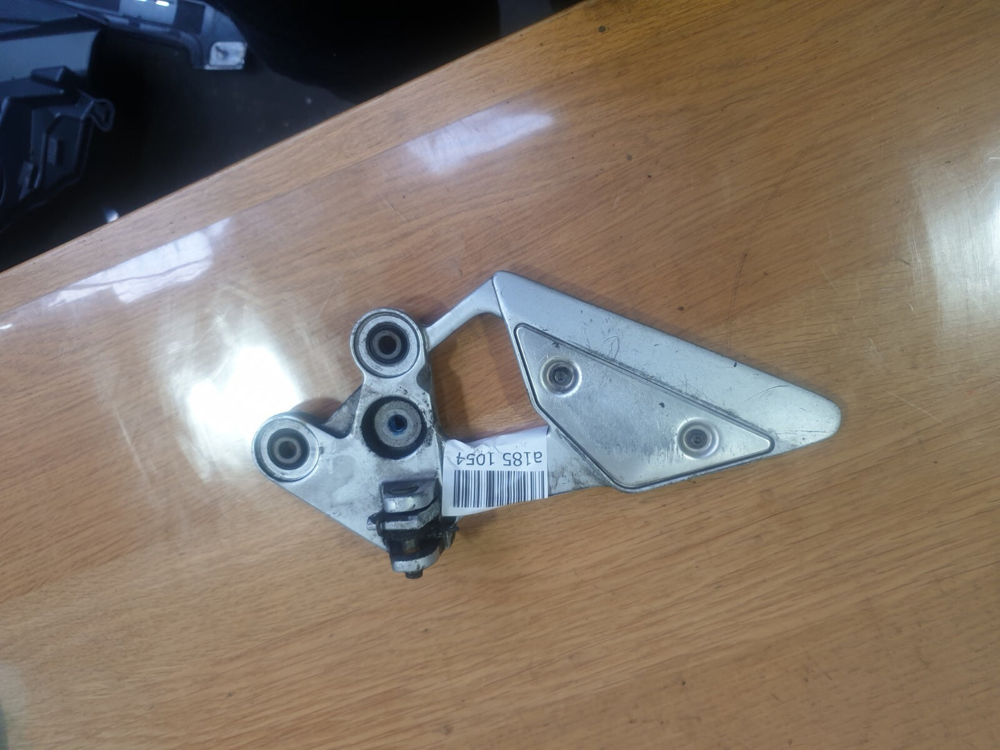✅2007 YAMAHA FZ6 FAZER S2 PETROL FRONT LEFT SIDE FOOTREST HANGER + WARRANTY A185