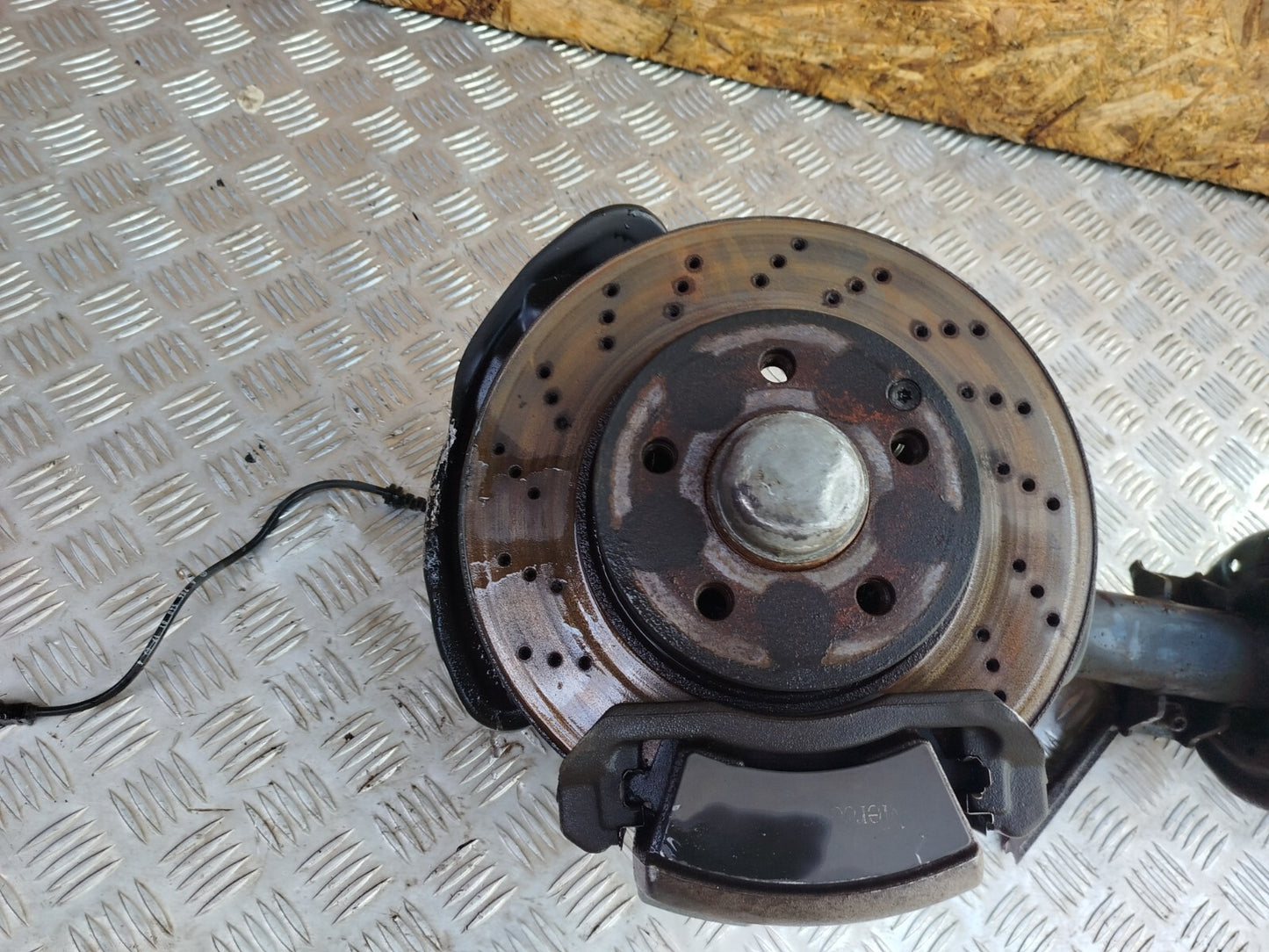 ✅MERCEDES C250 W204 2.1 DIESEL 2011 FRONT LEFT SUSPENSION LEG HUB A2043202866