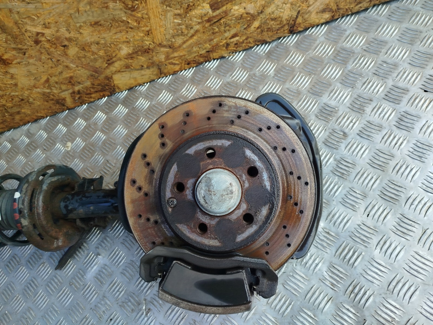 ✅MERCEDES C250 W204 2.1 DIESEL 2011 FRONT RIGHT SUSPENSION LEG HUB A2043202866
