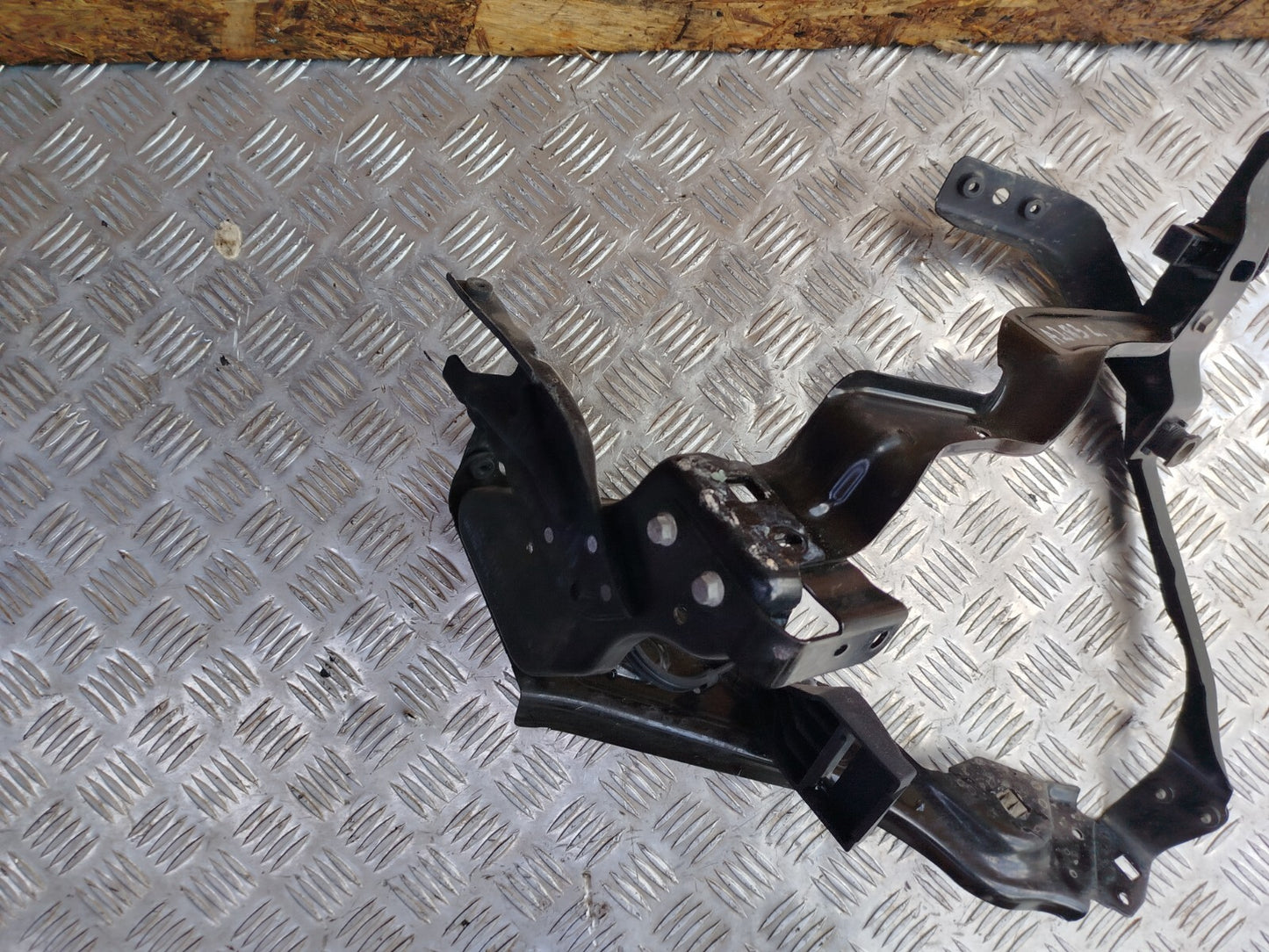 ✅MERCEDES C250 W204 2.1 DIESEL 2011 FRONT LEFT HEADLIGHT BRACKET A2046200991