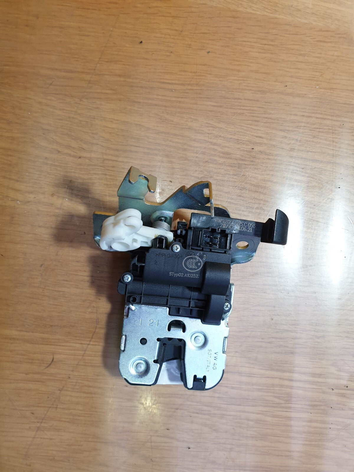 ✅AUDI A3 S LINE 1.4 PETROL 2021 TAILGATE BOOT LOCK MECHANISM 8W9827505C Warranty