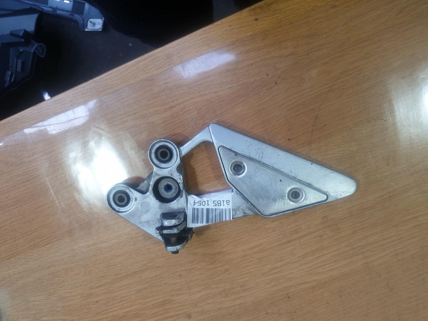 ✅2007 YAMAHA FZ6 FAZER S2 PETROL FRONT LEFT SIDE FOOTREST HANGER + WARRANTY A185